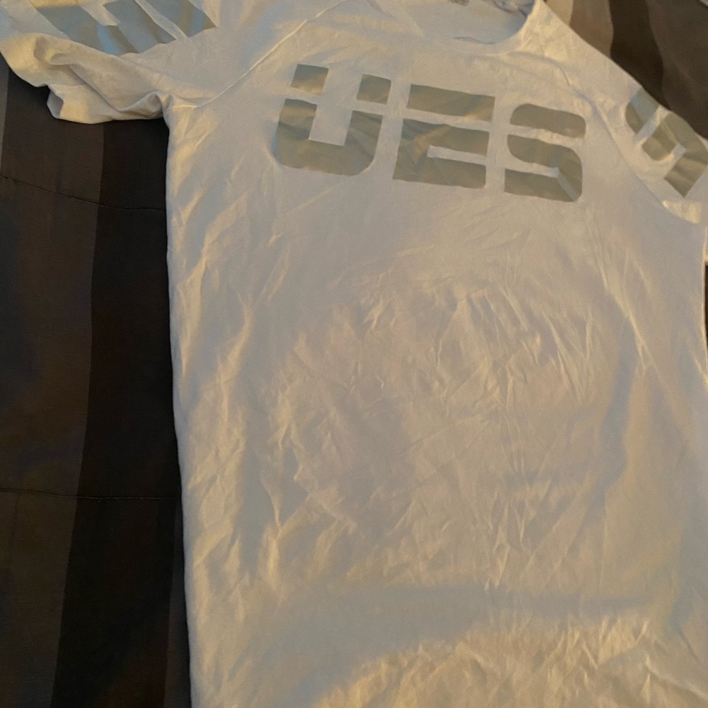 Guess Performance T Shirt - Picture 2 of 4